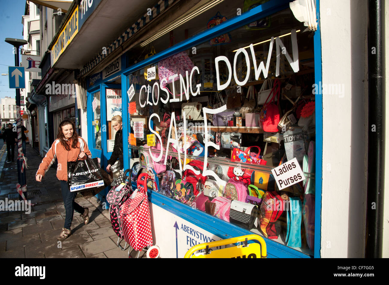 Schließung der Verkauf an einen kleinen lokalen unabhängigen Speicher, The Bag Shop. Aberystwyth Wales UK Stockfoto