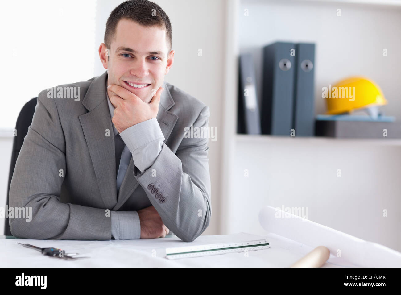 Lächelnde Architekten denken Stockfoto