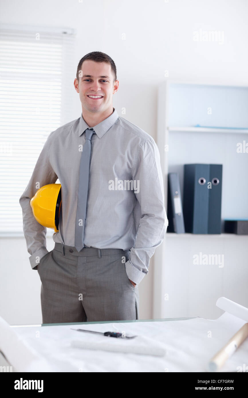 Architekten stehen und tragen einen helm Stockfoto