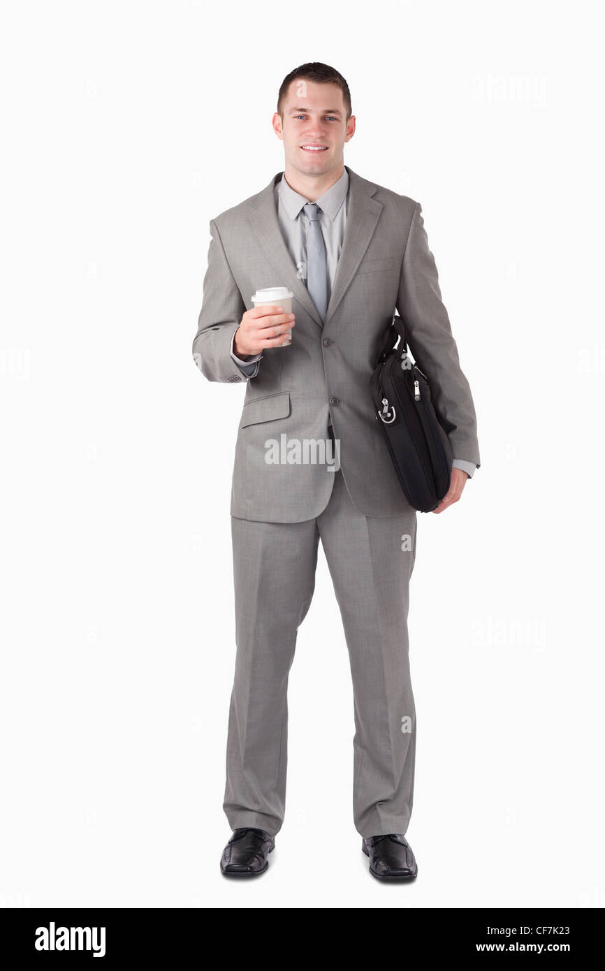 Porträt eines Geschäftsmannes hält eine Tasse Tee und ein Laptop-Tasche Stockfoto