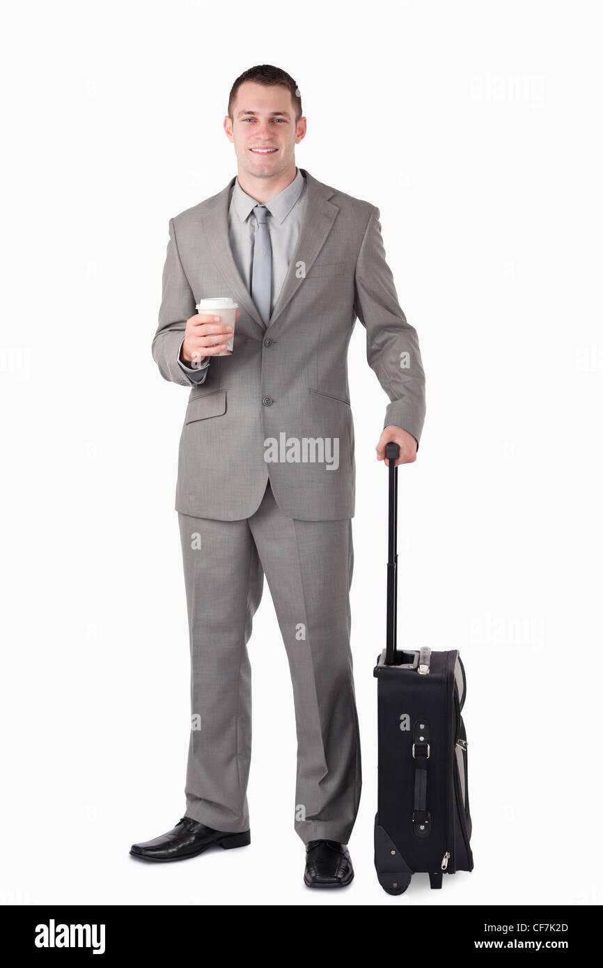 Porträt eines Geschäftsmannes hält eine Tasse Tee und einem Koffer Stockfoto