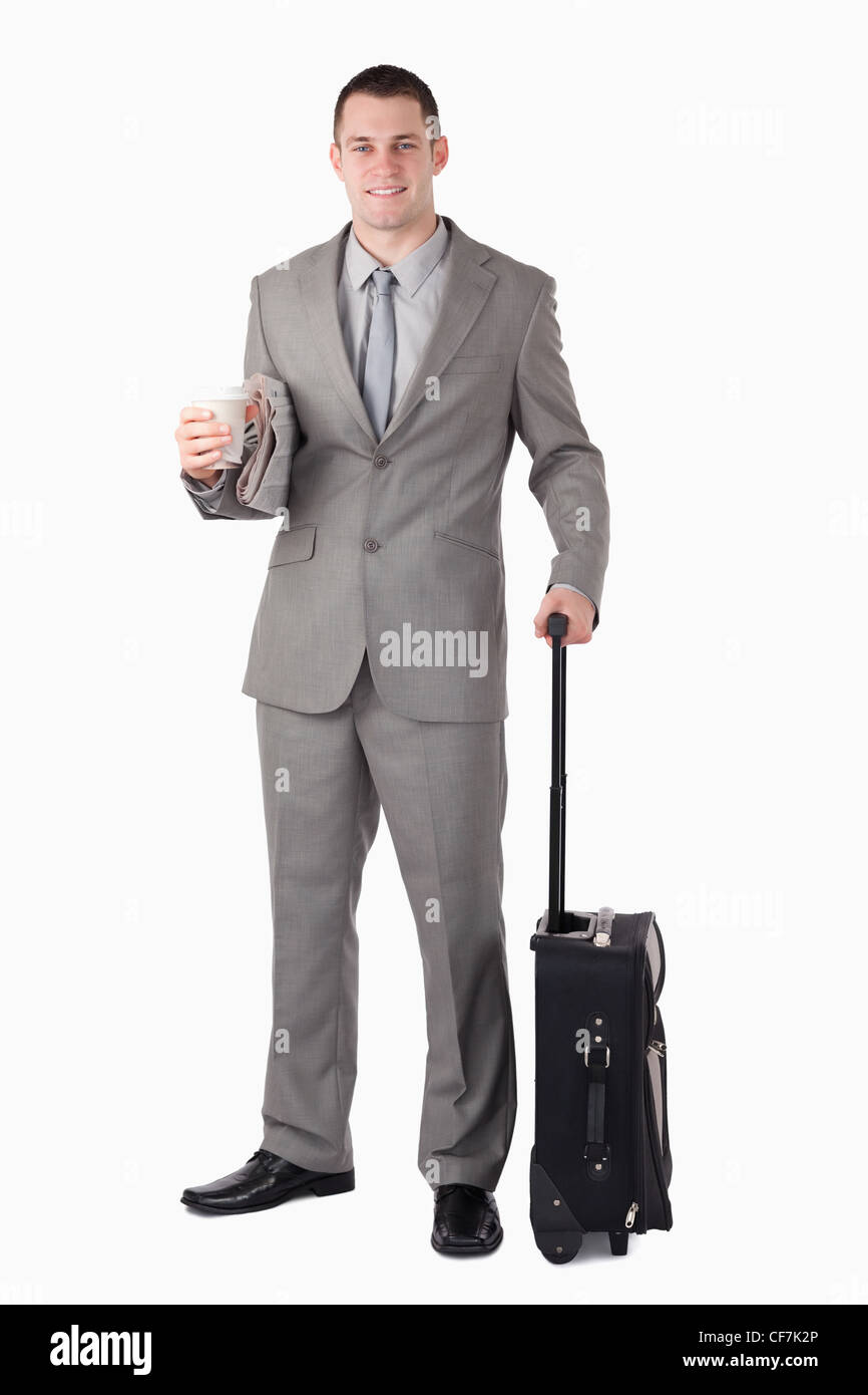 Porträt eines Geschäftsmannes hält eine Tasse Kaffee und einem Koffer Stockfoto