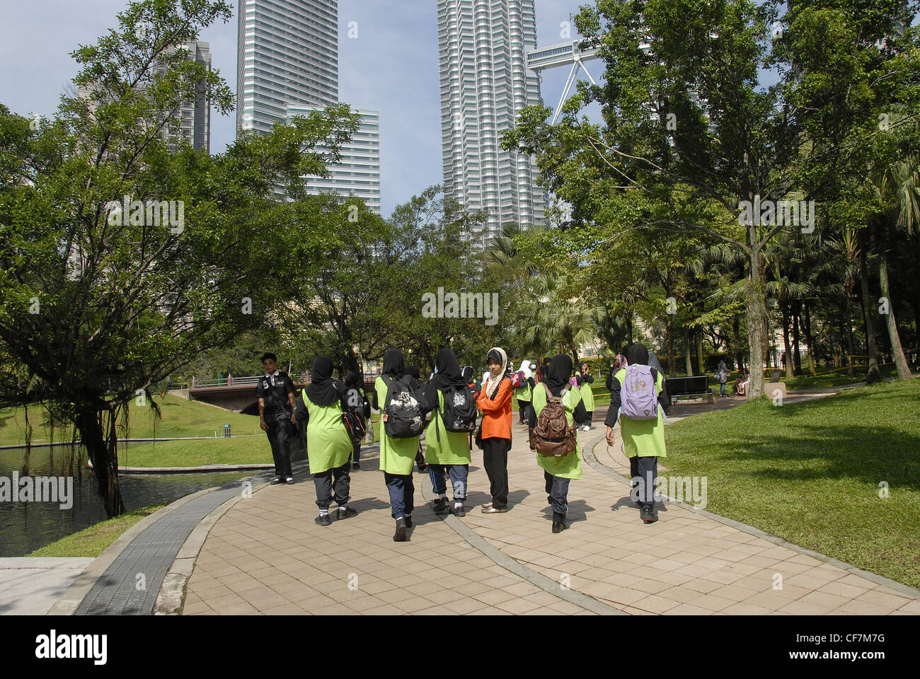 Schulmädchen im Park Kuala Lumpur Malaysia Stockfoto