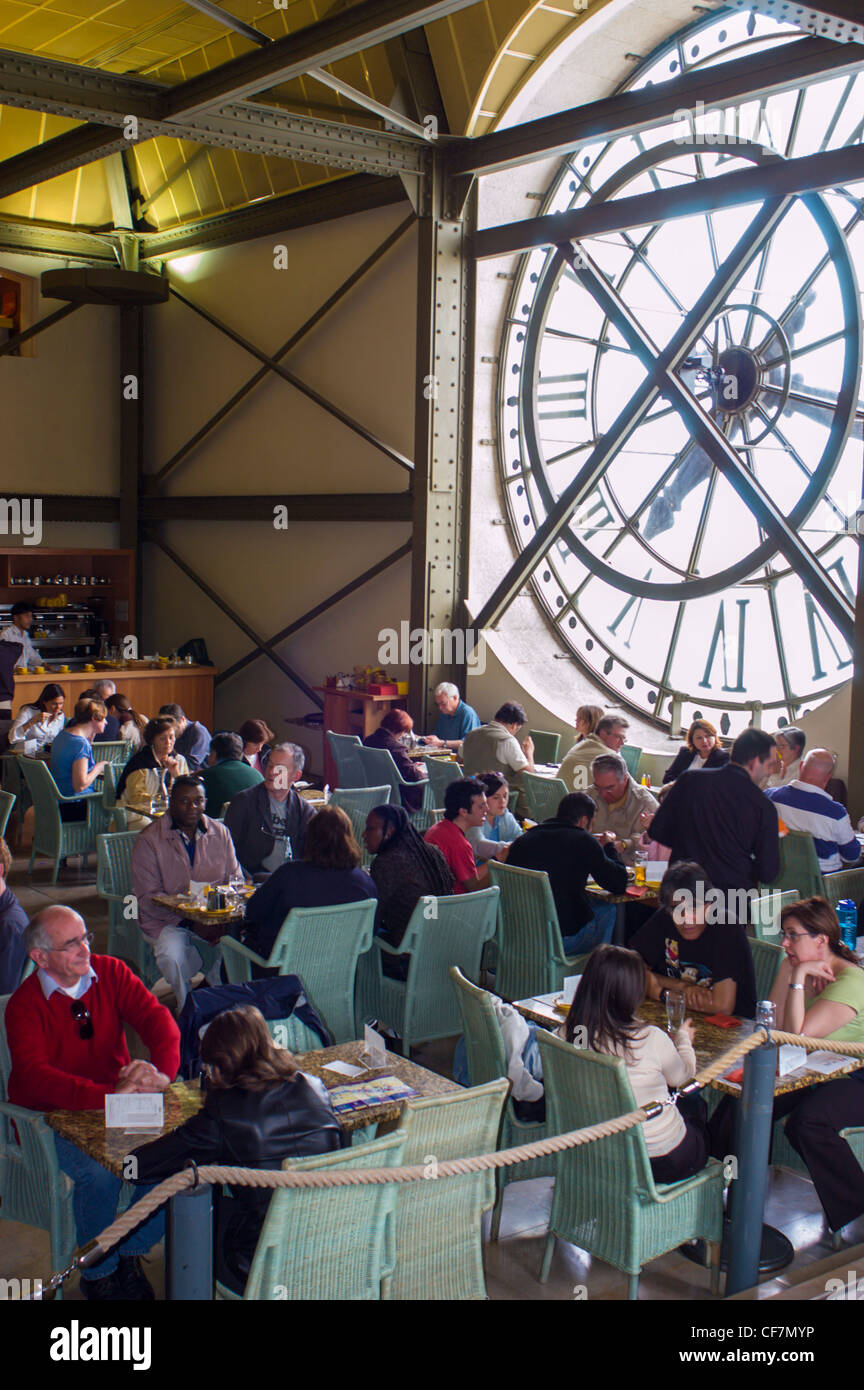 Paris, Frankreich - Menschenmassen im French Bistro Cafe, 'Cafe de l'Horloge' auf der obersten Etage des Orsay Museums, mit großer Uhr, in den Pariser Restaurants Stockfoto