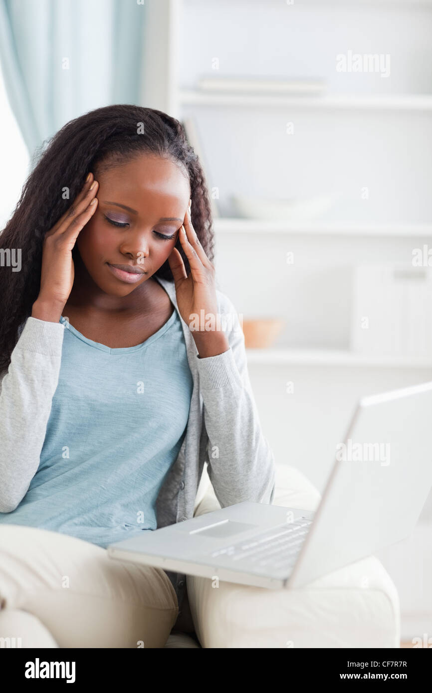 Nahaufnahme von Laptop gibt Frau Kopfschmerzen Stockfoto