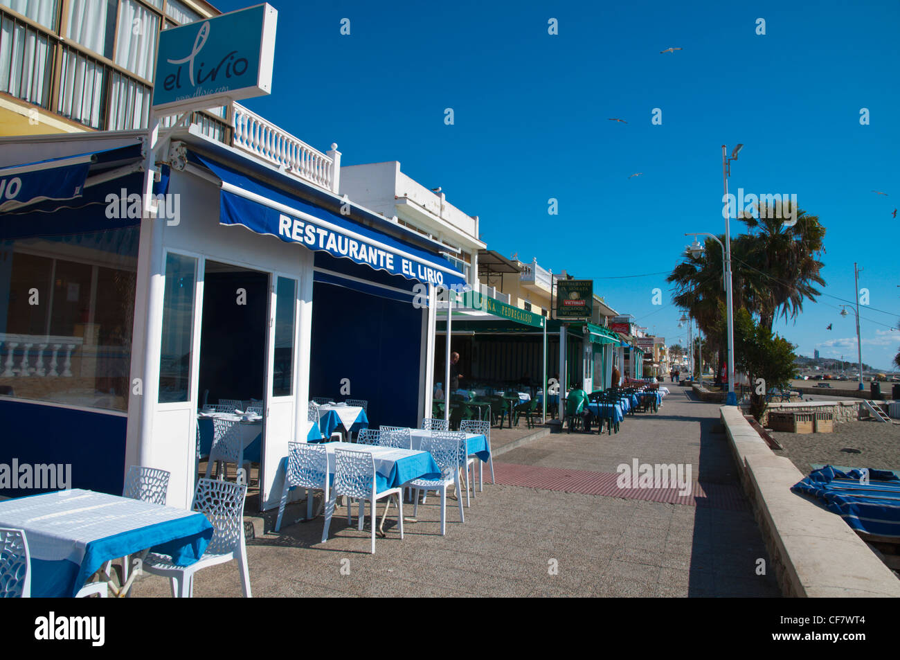 Tische der Restaurants entlang der Strandpromenade Paseo Maritimo del Pedregal Pedregalejo Bezirk Malaga Andalusien Spanien Europa Stockfoto