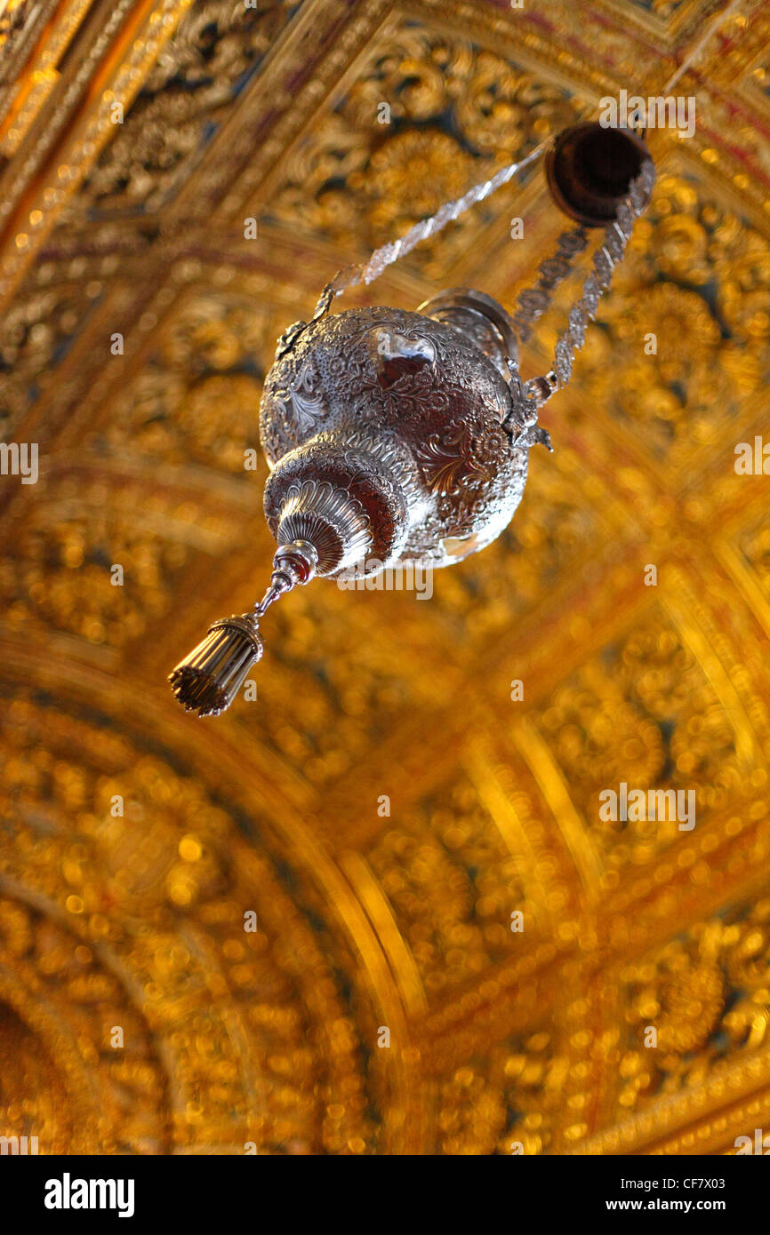 Reich verzierte Decke, in einer Kirche (Igreja da Esperanca) in Ponta Delgada. Azoren, Portugal Stockfoto