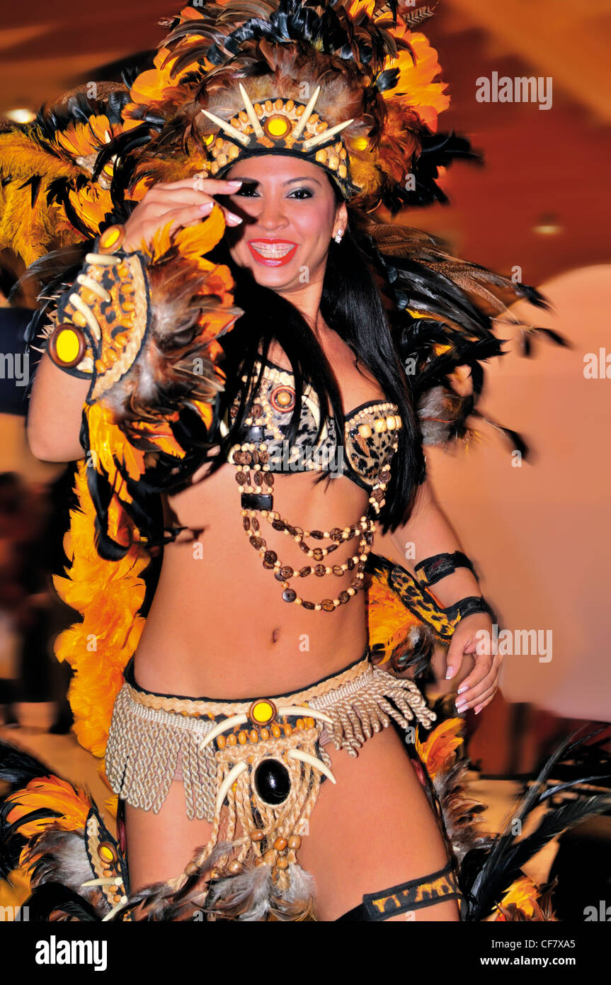 Portugal: Tänzer der Gruppe "Prinz Do Boi" Vertretung der Amazonas-Region Brasiliens während der Tourismus Messe BTL 2012 Stockfoto