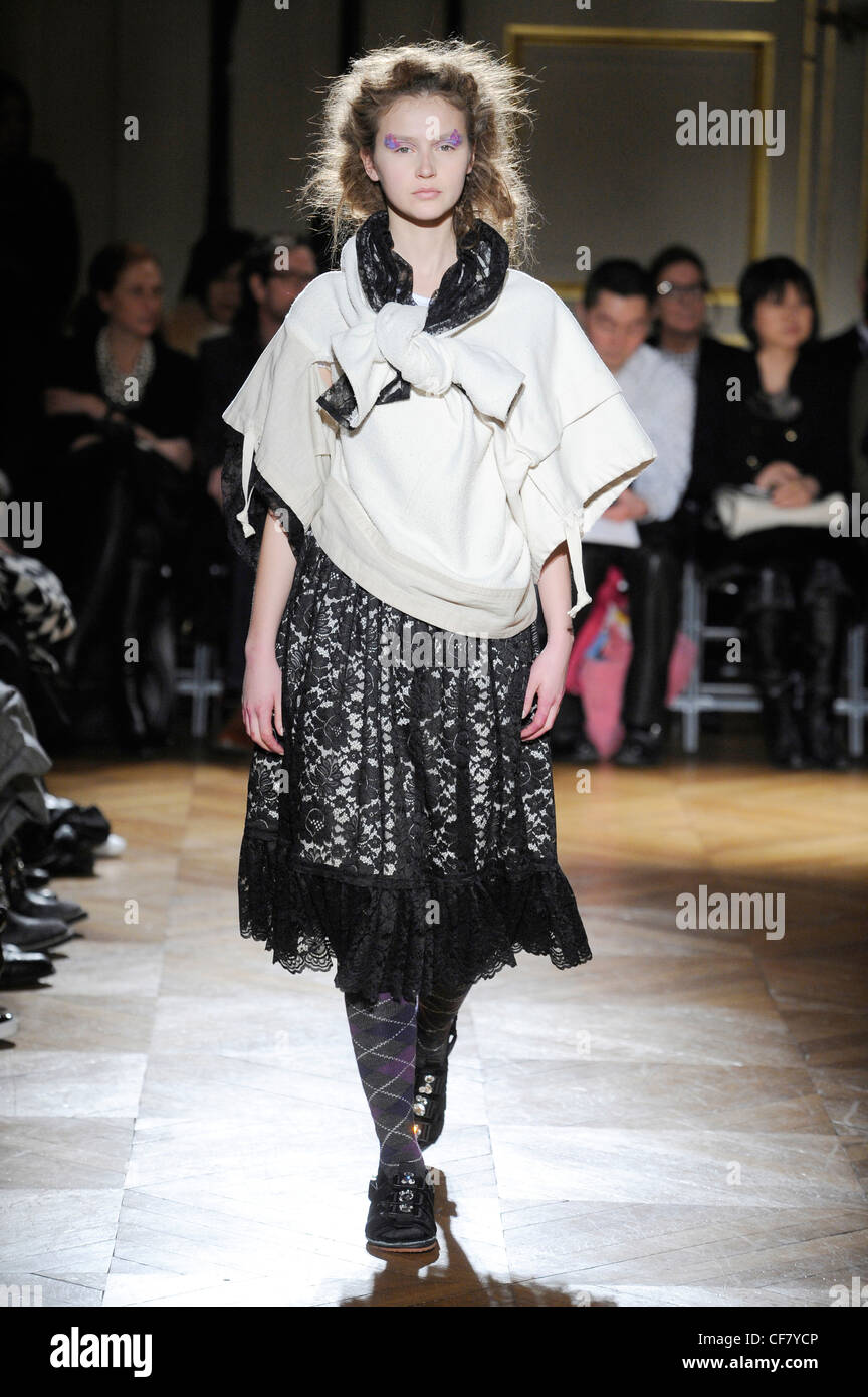 Tao Paris bereit, tragen Herbst Winterweiß oben, schwarz Spitzenrock, gemusterte Socken und schwarze Sandalen Stockfoto