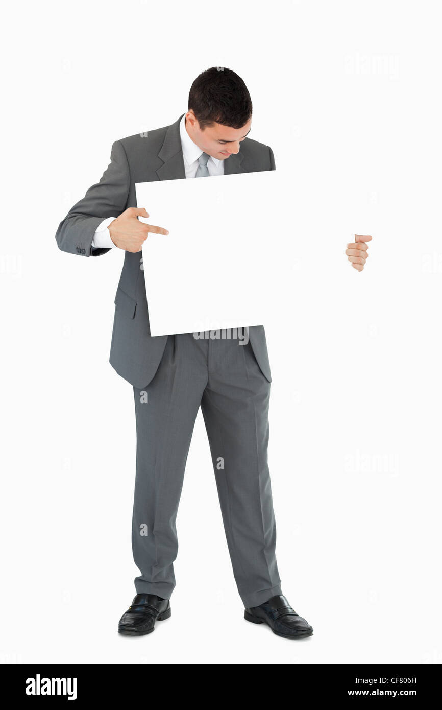 Geschäftsmann zeigte auf Zeichen in seinen Händen Stockfoto