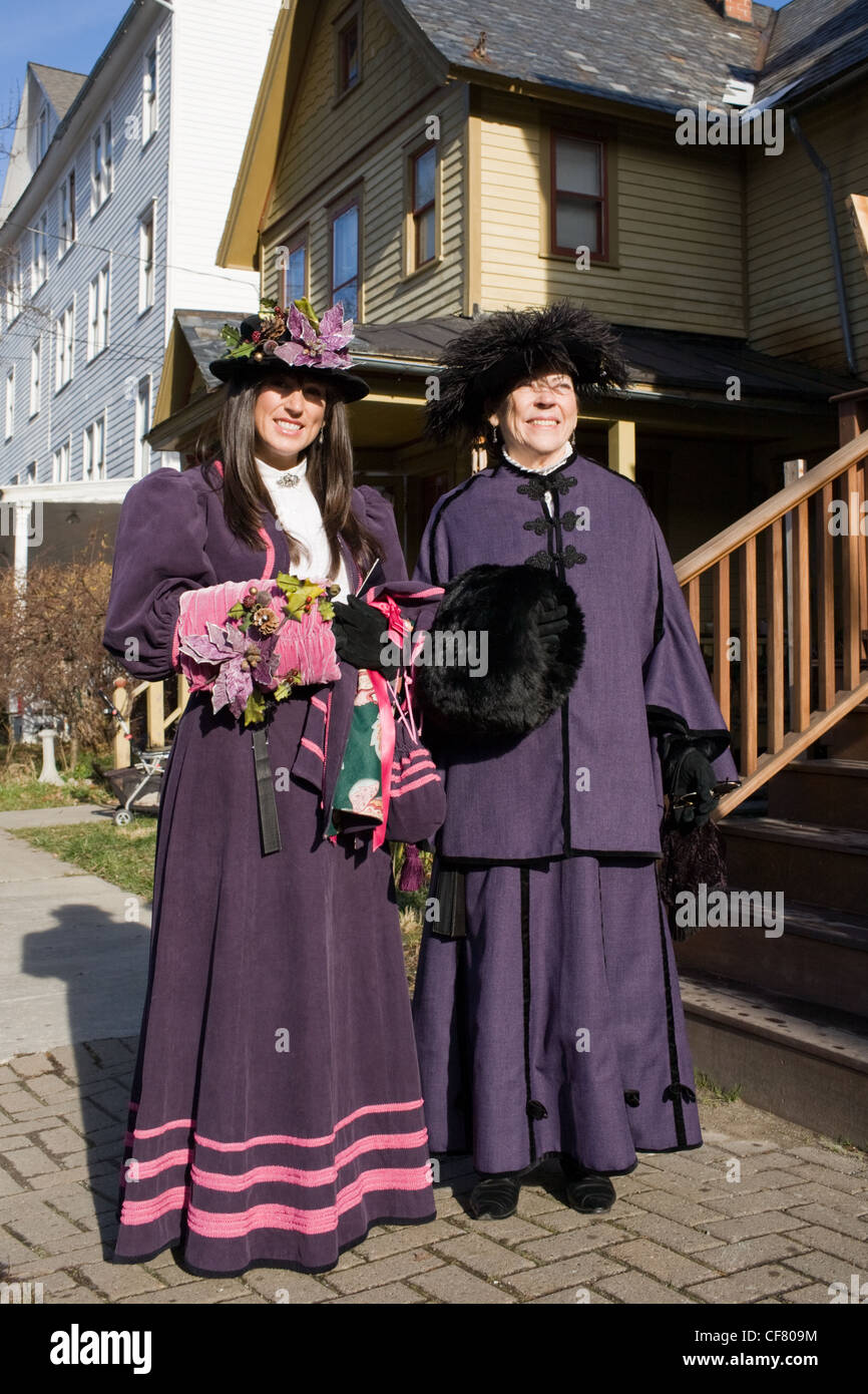 Frauen in Kostümen, viktorianischen flanieren, Christmas Event, Sharon Springs, New York State Stockfoto