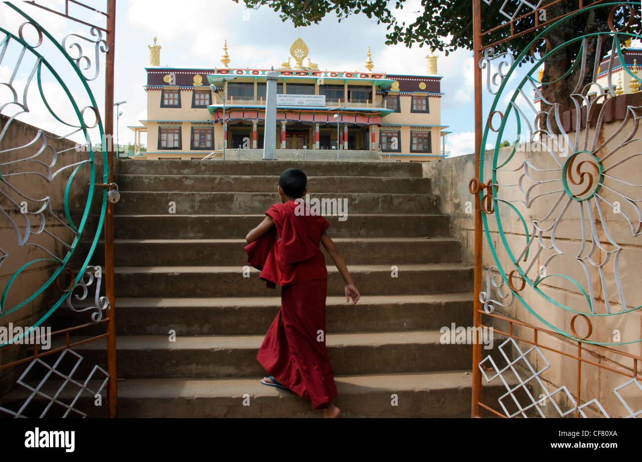 Junger Student buddhistischer Mönch zu Fuß Klasse. Bylakuppe, Karnataka, Südindien Stockfoto