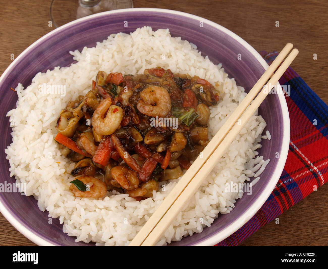 Garnelen in süßer Chilisauce mit Reis. Stockfoto