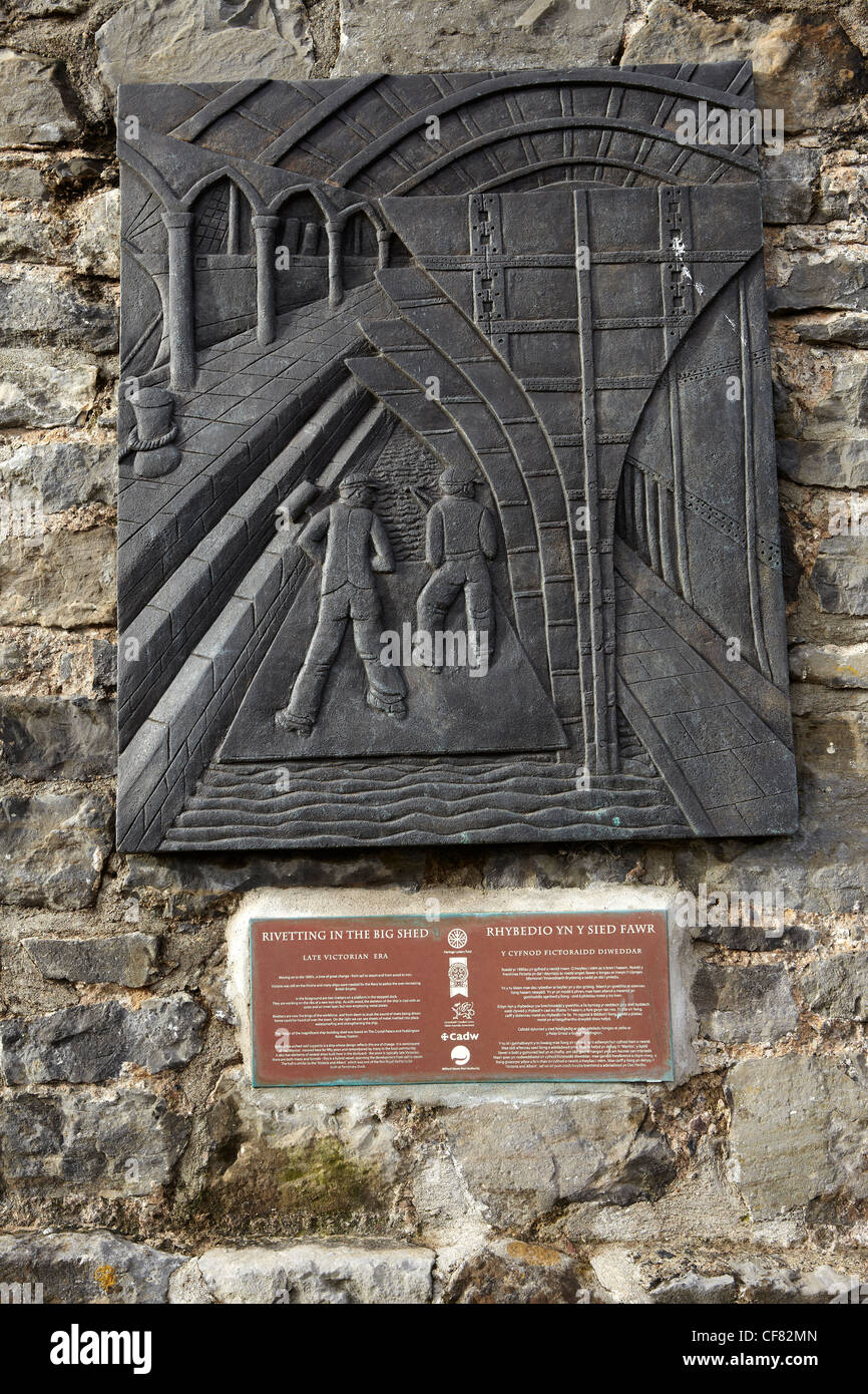 Bronze-Panel von Bildhauer Perryn Butler Darstellung der Geschichte des Königlichen Werften, Pembroke Dock, Pembrokeshire, Wales, UK Stockfoto