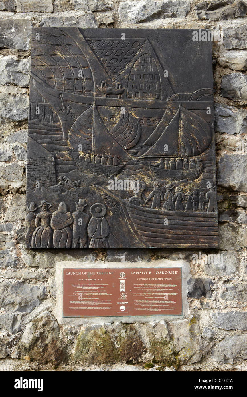 Bronze-Panel von Bildhauer Perryn Butler Darstellung der Geschichte des Königlichen Werften, Pembroke Dock, Pembrokeshire, Wales, UK Stockfoto