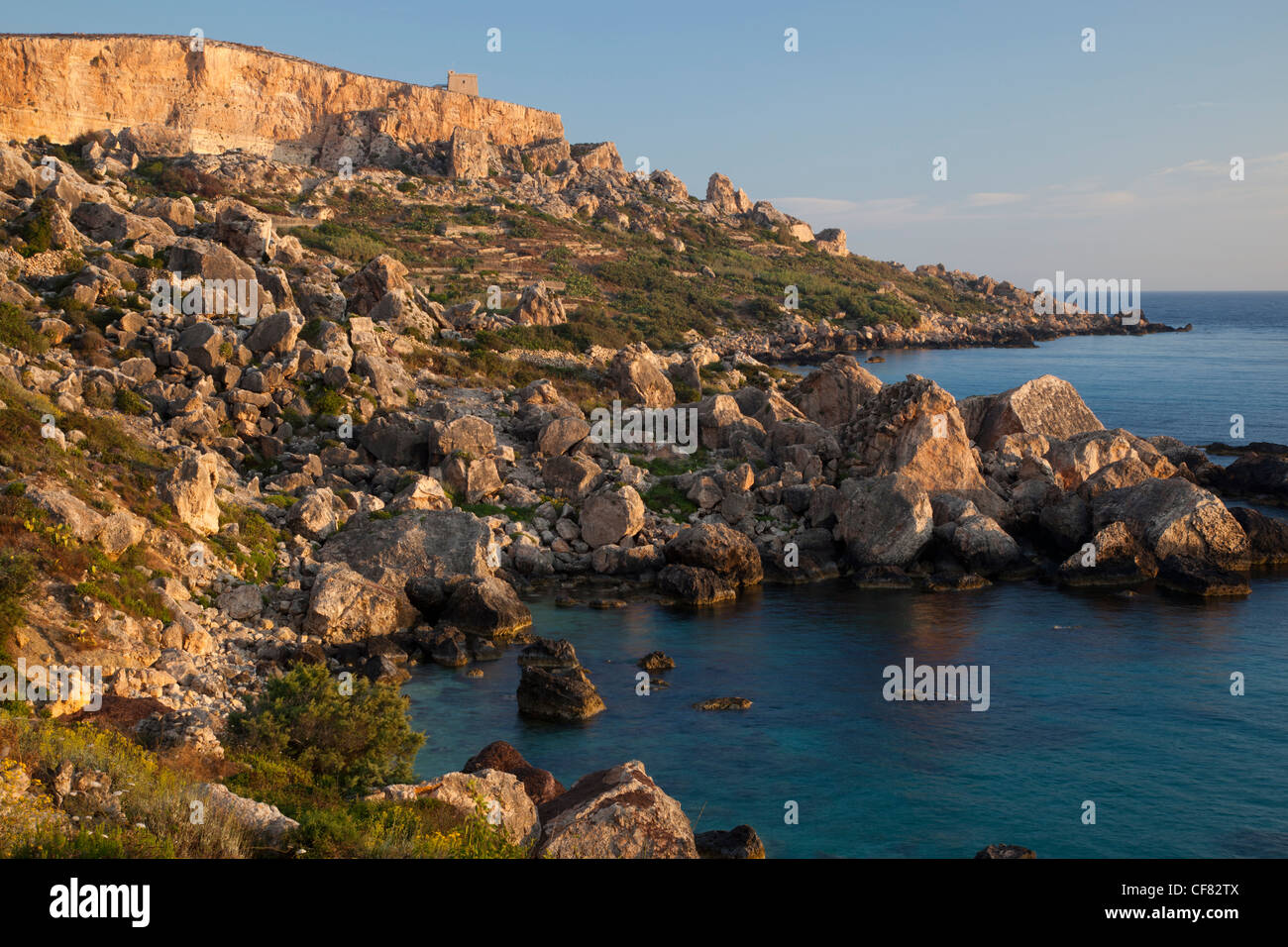 Panorama von den schroffen Felsen Ranges und Aufzucht Landzungen an der Nord Küste von Gozo westlich von Dahlet Qorrot. Stockfoto