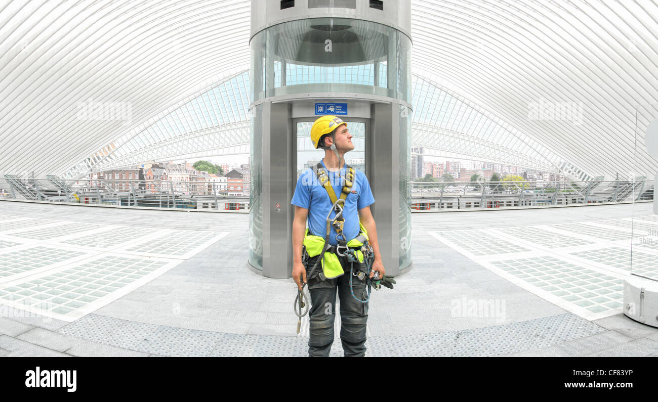 Wartung Worker beobachtet das Dach des Bahnhof Liège-Guillemins vor Aufstieg Stockfoto