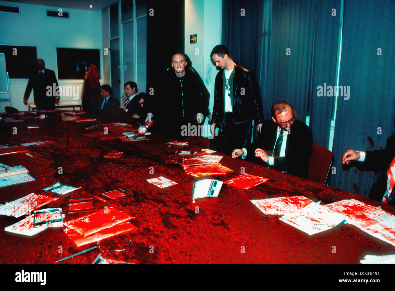 Paris, Frankreich - Aids-Aktivisten des Gesetzes up-Paris protestieren gegen Diskriminierung von HIV-Personen durch die Versicherungsbranche, Gruppenmenschen spritzen gefälschtes Blut auf Konferenztisch beim Comite Suivi Business Meeting, Aktivismus, Gruppenaktion, franzosen in hiv Aids Stockfoto