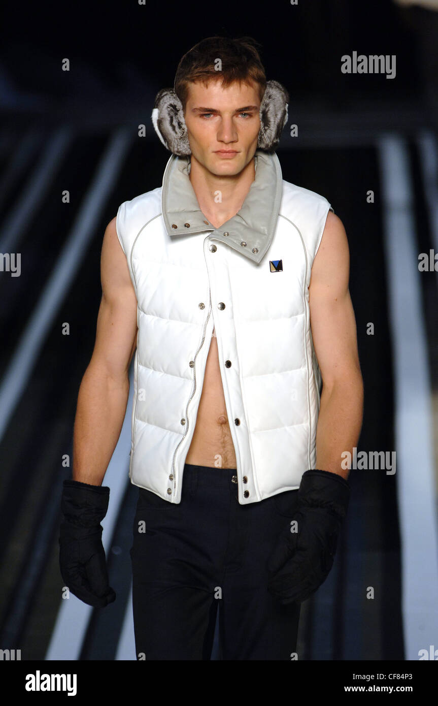 Louis Vuitton Ready to tragen Menswear Paris A W Blondine nackter  Oberkörper Männermodel tragen eine weißen Nylon Weste, schwarze Hose und  Handschuhe Stockfotografie - Alamy