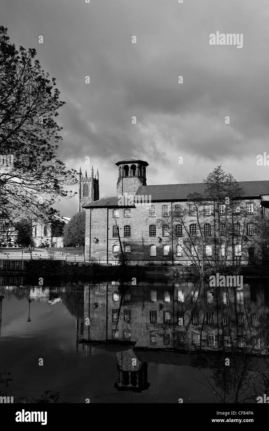 Schwarz-weiß, Frühlingsblick Seidenmühle Welterbestätte am Fluss Derwent, Derby City Centre, Derbyshire, England Stockfoto