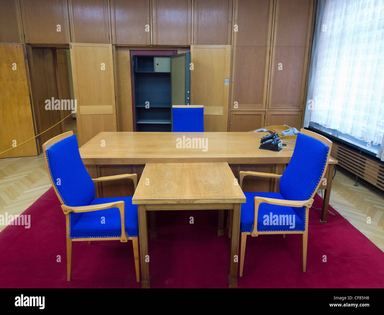 Schreibtisch des ehemaligen Ministers für Staatssicherheit oder der STASI Erich Mielke am ehemaligen STASI oder geheimen Staatspolizei Hauptsitz Berlin Stockfoto