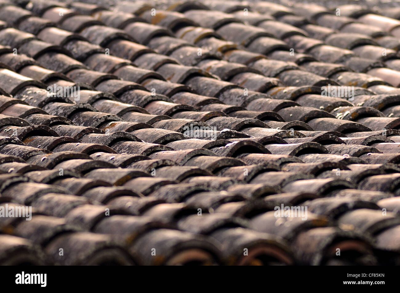 Alten roten Terrakotta-Fliesen Dach in Tuscany Abdeckung Muster Hintergrund Stockfoto