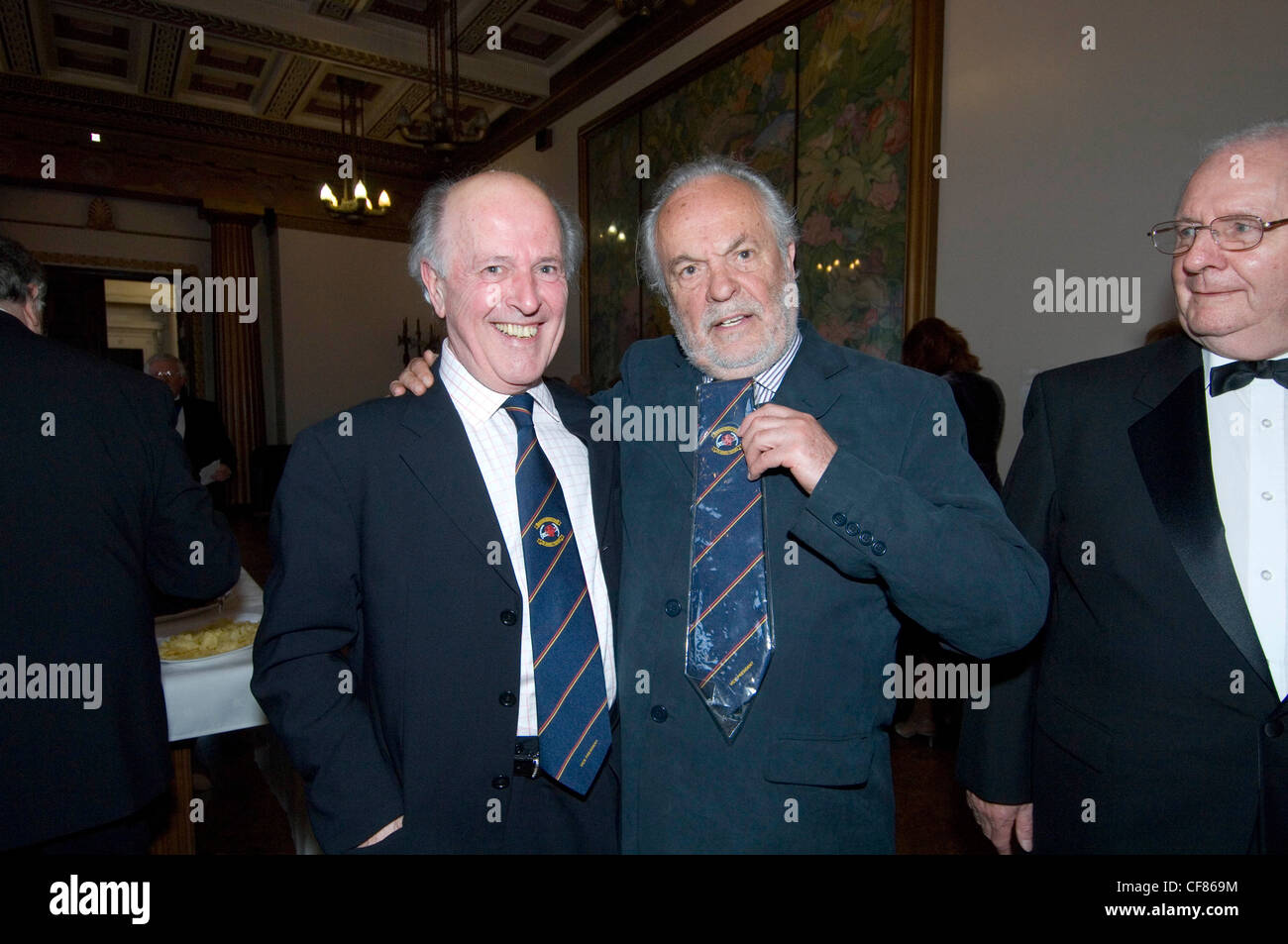 Der walisische Schauspieler Philip Madoc (rechts) mit Dr. Haydn James, Dirigent des London Welsh Male Choir. Stockfoto