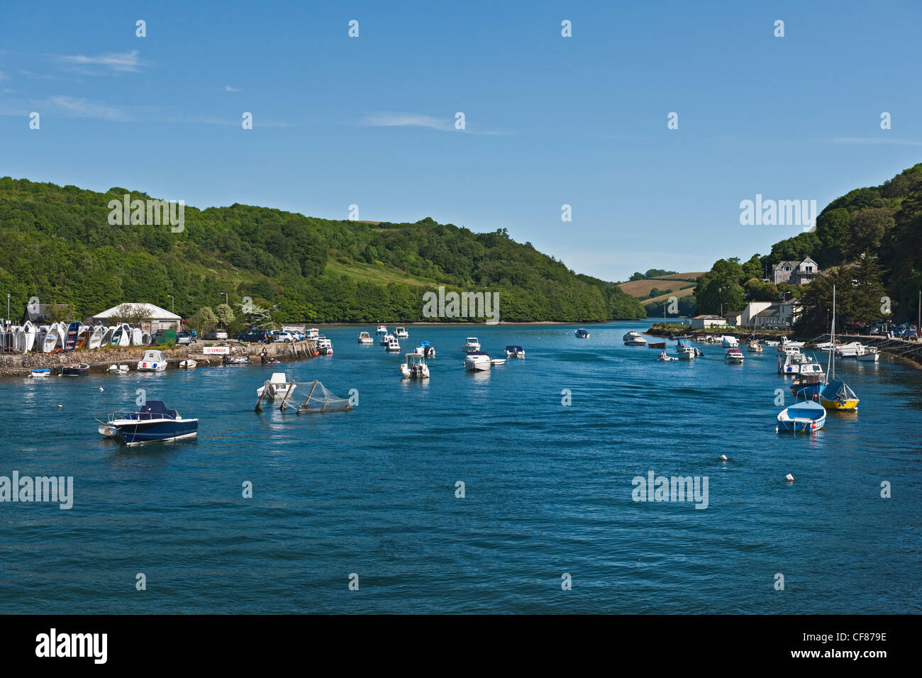 LOOE HAFEN OBEN LOOE BRÜCKE UND EAST LOOE RIVER, LOOE, CORNWALL, GROßBRITANNIEN, UK Stockfoto