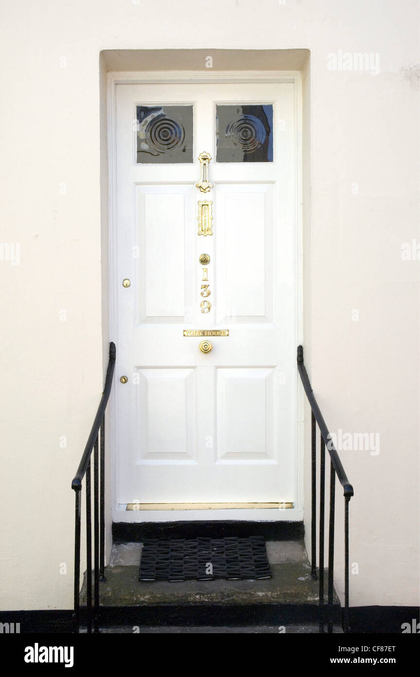 Georgianischen Stil-Haustür, weiß lackiert, Messing poliert Doknocker Briefkasten und Donumber und York House Name Messingplatte Stockfoto