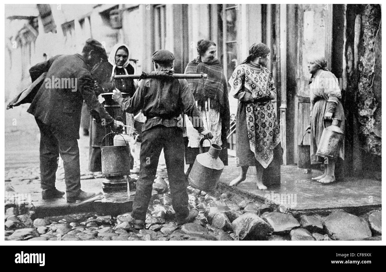 1926 Wasserpumpe Polen Hauptstraße Stockfoto