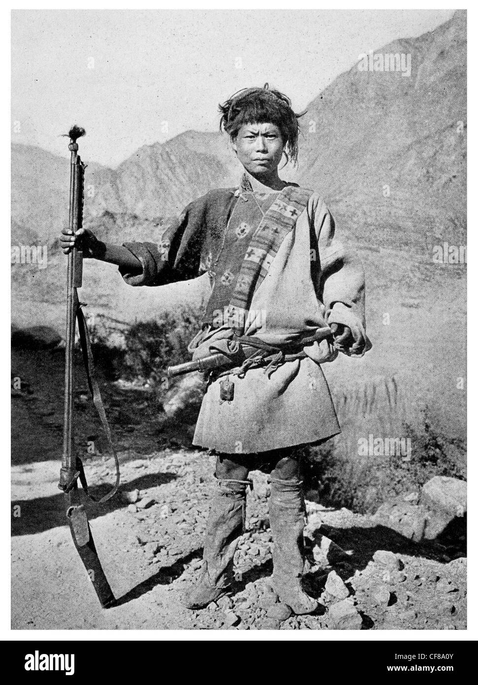 1926 bewaffnete Eskorte, Dokerla China Muskete Pistole Stockfoto