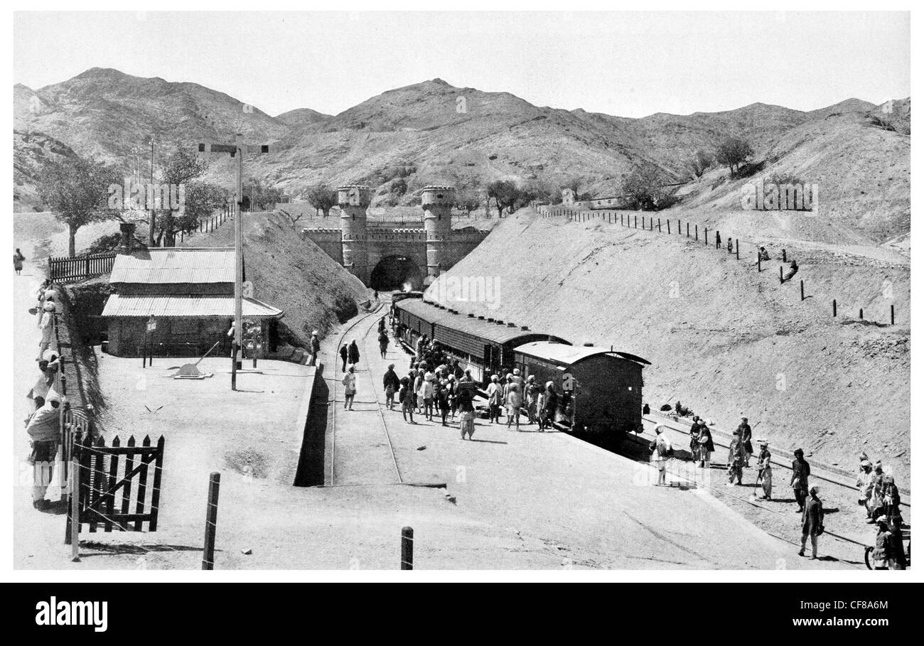 1926-Gateway durch Hügel in Baluchistan Khojak Pass-through-Kwaja Amran Berge Stockfoto