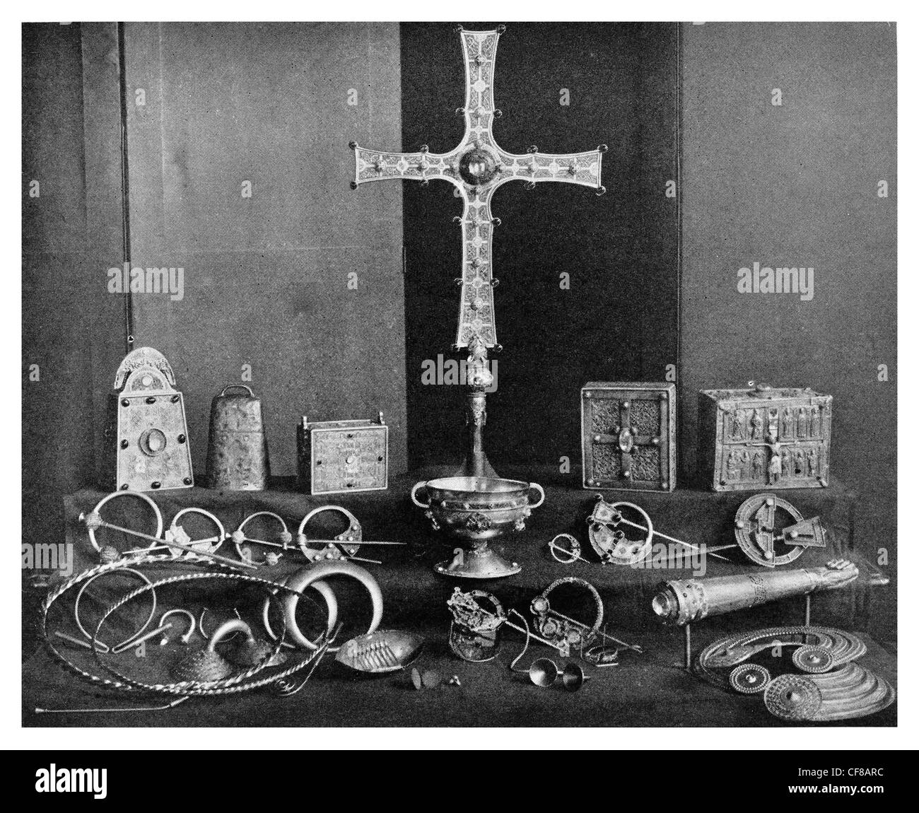 1927 St. Patricks Glocke Buch Schrein von St. Molaise Kreuz des Cong Domnach Airgid Stockfoto