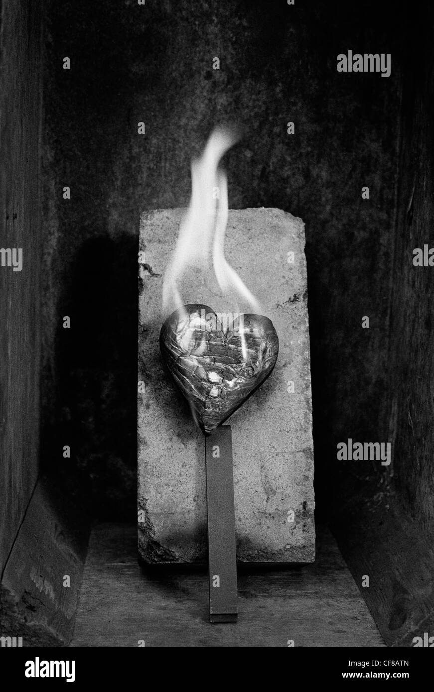 Flammendes Herz Stockfotos Und Bilder Kaufen Alamy