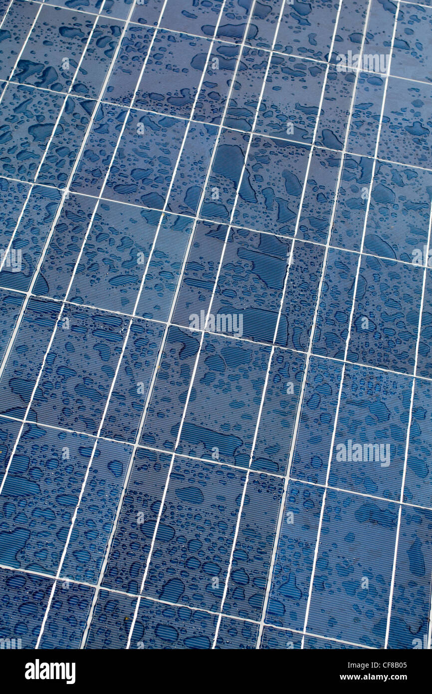 Nahaufnahme von Sonnenkollektoren mit Regentropfen Stockfoto