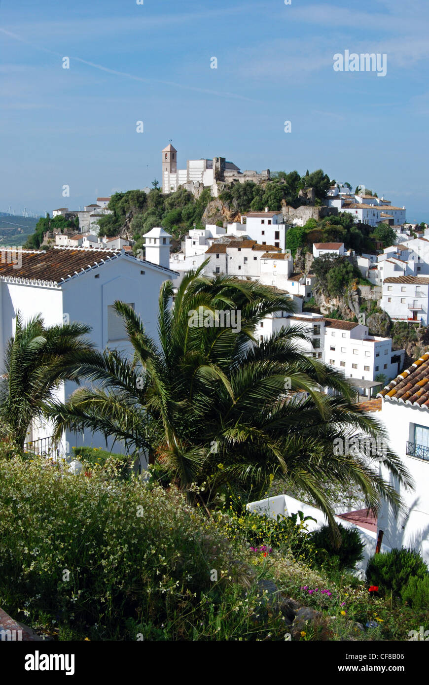 Blick auf die Stadt und die umliegende Landschaft, Pueblo Blanco, Casares, Costa Del Sol, Provinz Malaga, Andalusien, Spanien, Europa. Stockfoto