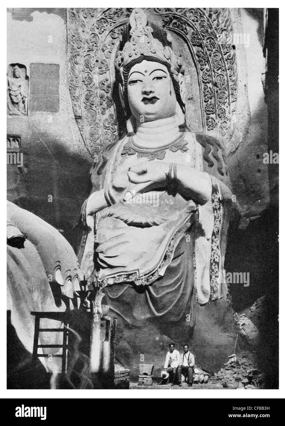1927 gigantische Gottheiten Kwan Yin Goddess of Mercy Tempel Tafotse in der Nähe von Pinchow Pyramidenbau Provinz china Stockfoto