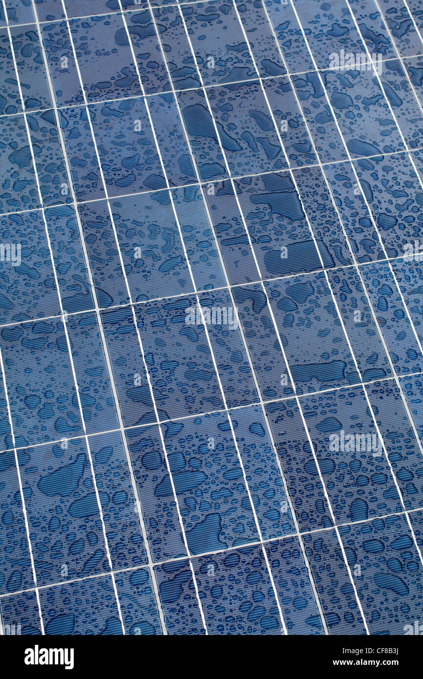 Nahaufnahme von Sonnenkollektoren mit Regentropfen Stockfoto