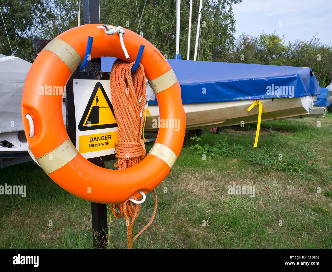 Rettungsring in Hickling Dorf Staithe Norfolk UK Stockfoto