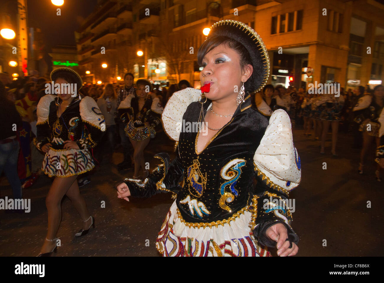 Bolivianischen kostüm Parade an Karneval Fiesta in Palma de Mallorca  Balearen Spanien Stockfotografie - Alamy