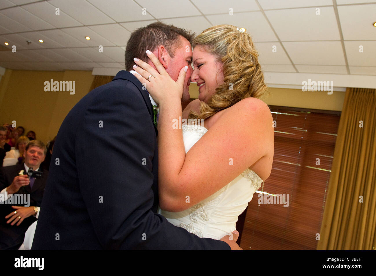 Braut und Bräutigam während der Hochzeit Zeremonie küssen Stockfoto