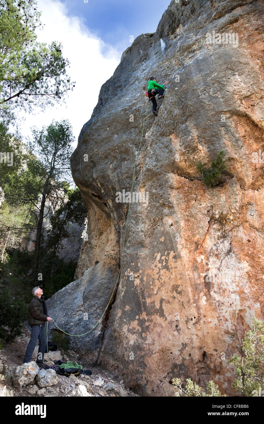 Mann Klettern in Costa Blanca Region Spaniens. Stockfoto