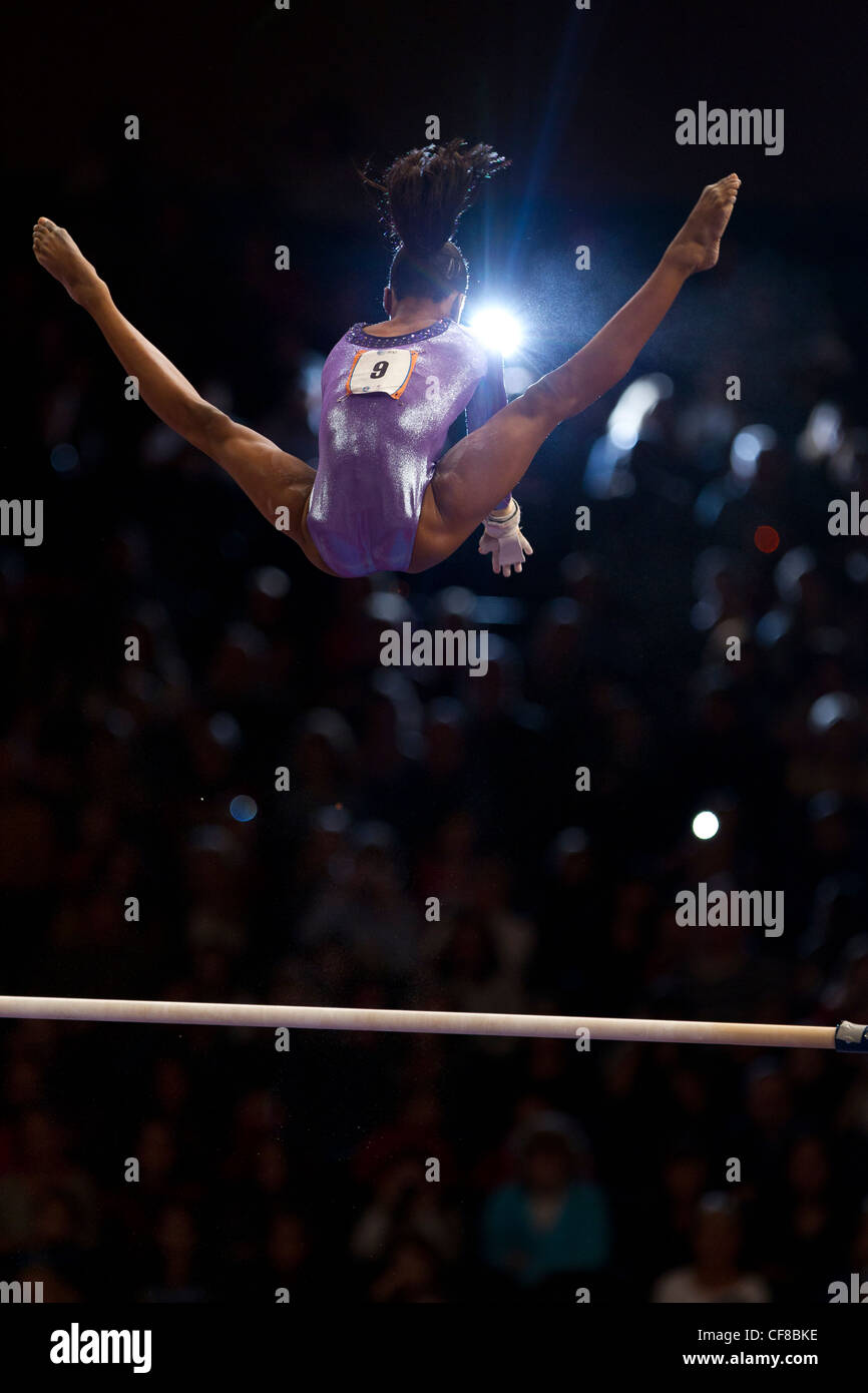 Gabrielle Douglas (USA) konkurriert in einer Ausstellung am Stufenbarren bei 2012 American Cup Gymnastik Stockfoto