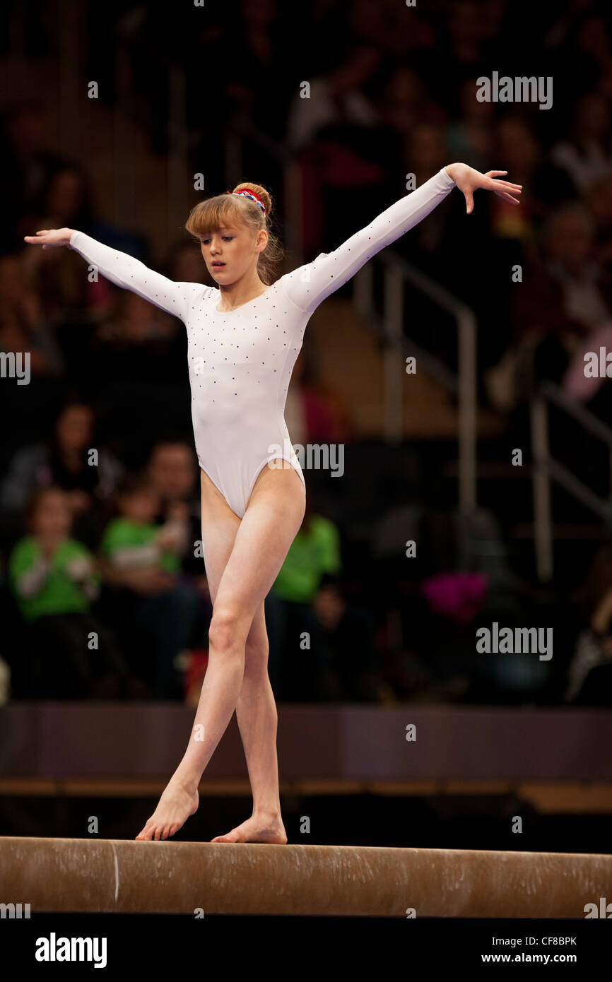 Rebecca Tunney (GBR) konkurriert in der Schwebebalken-Veranstaltung in 2012 American Cup Gymnastik Stockfoto