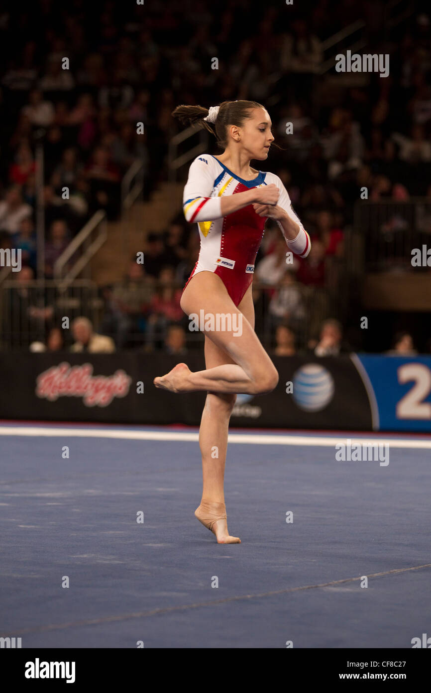 Larissa Iordache (ROU) konkurriert in der Fußbodenübung Veranstaltung in 2012 American Cup Gymnastik Stockfoto