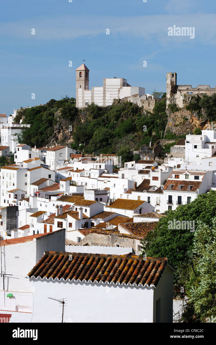 Blick auf die Stadt und die umliegende Landschaft, Pueblo Blanco, Casares, Costa Del Sol, Provinz Malaga, Andalusien, Spanien, Europa. Stockfoto