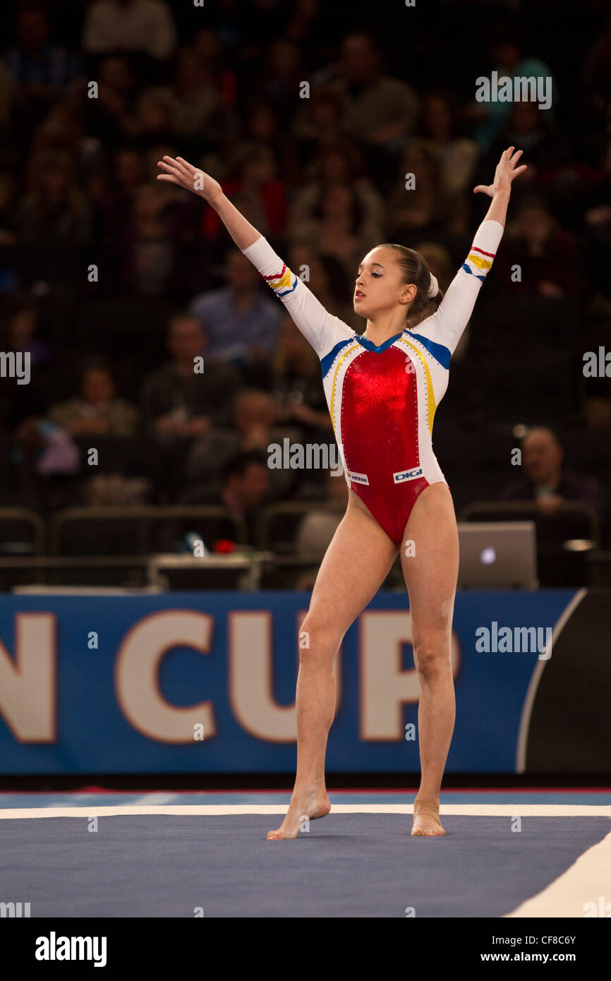 Larissa Iordache (ROU) konkurriert in der Fußbodenübung Veranstaltung in 2012 American Cup Gymnastik Stockfoto