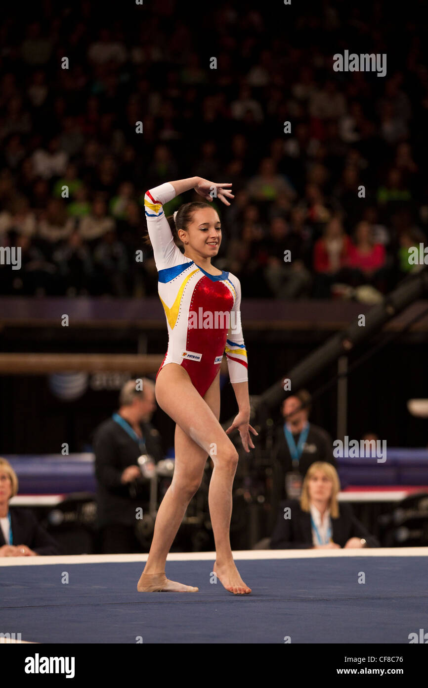 Larissa Iordache (ROU) konkurriert in der Fußbodenübung Veranstaltung in 2012 American Cup Gymnastik Stockfoto