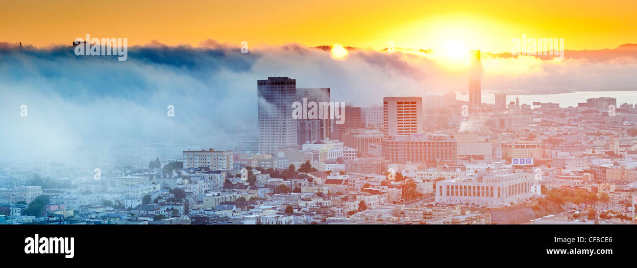 Die nebligen Skyline von San Francisco, California, Vereinigte Staaten von Amerika Stockfoto