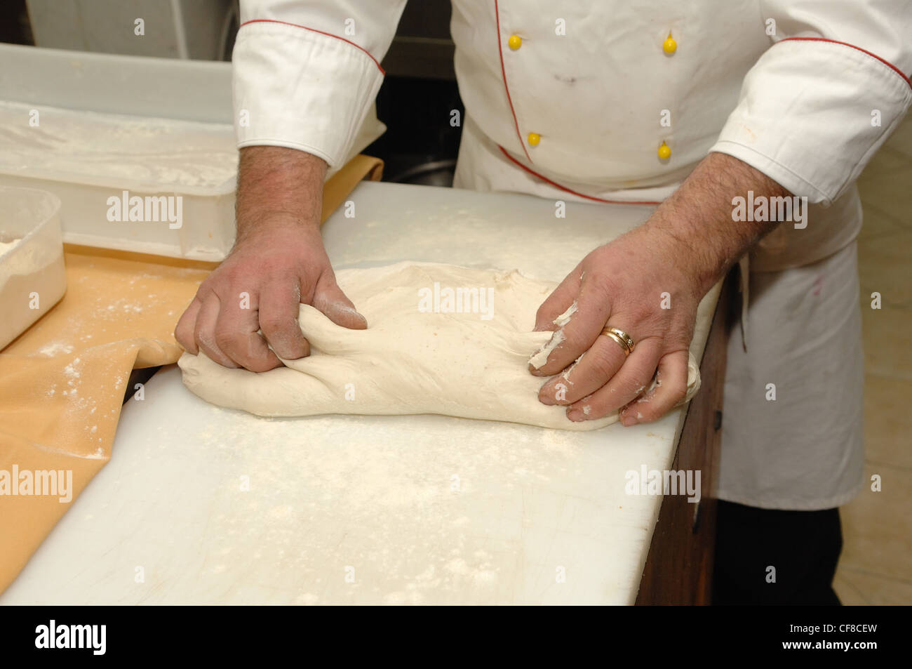 Zubereitung von Brot Mehl Mischung Bäcker, typisches Produkt von Sarconi Dorf Süditalien knetet Stockfoto